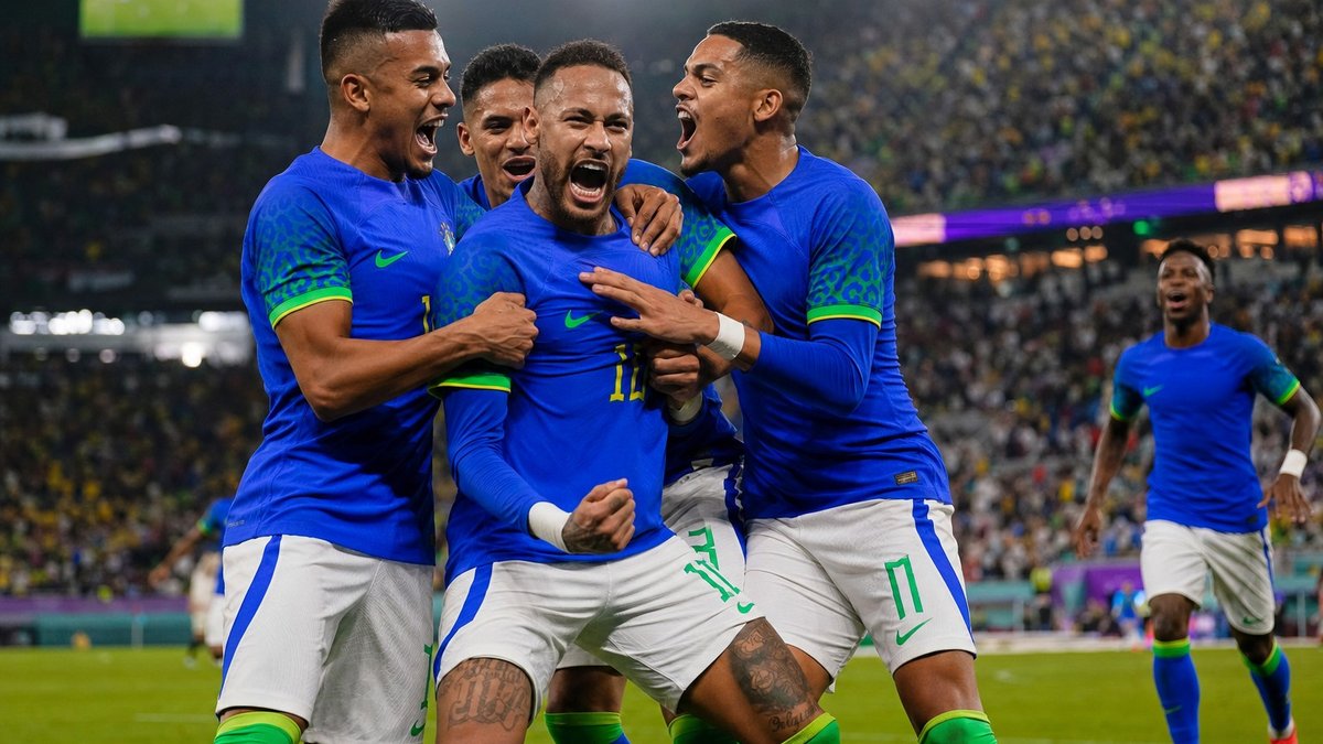 Jogadores da Seleção Brasileira comemorando em campo durante partida da Copa do Mundo.