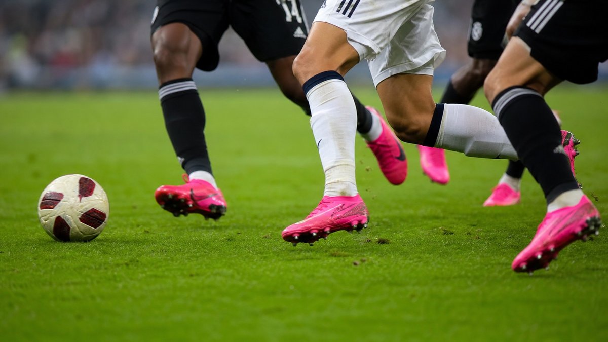 Chuteira rosa vira surpresa da Copa e expõe a ciência por trás do contraste